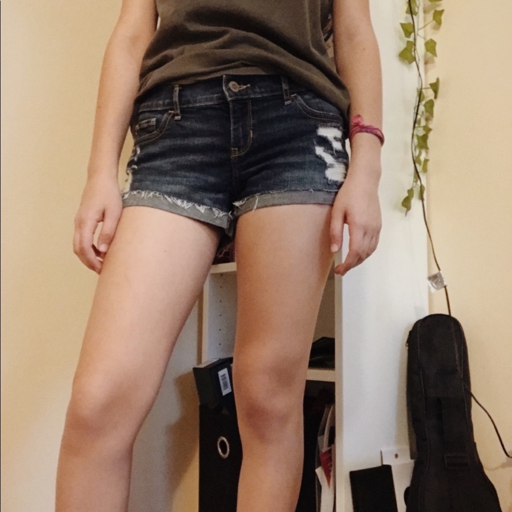 hollister dark wash jean shorts | size 3